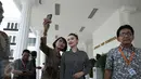 Seorang pegawai berfoto bersama Zaskia Gotik sebelum upacara pelepasan klinik Pancasila di Kemenhan RI, Jakarta, Jumat (8/4). Kehadiran Zaskia di sana atas undangan Kemenhan dan MK terkait kasus dugaan pelecehan lambang negara (Liputan6.com/Faizal Fanani)