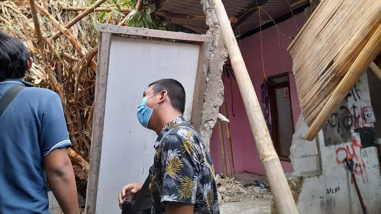 Dua rumah di Kelurahan Keranggan, Kecamatan Setu, Kota Tangerang Selatan rusak para akibat longsor. (Liputan6.com/Pramita Tristiawati)