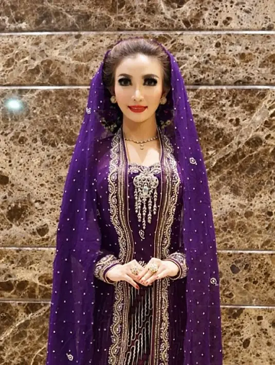 Kali ini, Roro memang tak memakai kebaya atau baju khas Jawa. Namun untuk sanggulnya, masih tetap seperti wanita Jawa pada umumnya.  Tak ketinggalan riasan di wajah yang membuatnya sangat cantik. (Instagram/roro.fitria1989)