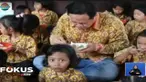Lontong Cap Gomeh berisi opor ayam, sayur lodeh, sambal goreng, telur, bumbu abing, dan bubuk kedelai.
