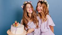 Ilustrasi ulang tahun kakak, adik perempuan. (Image by lookstudio on Freepik)