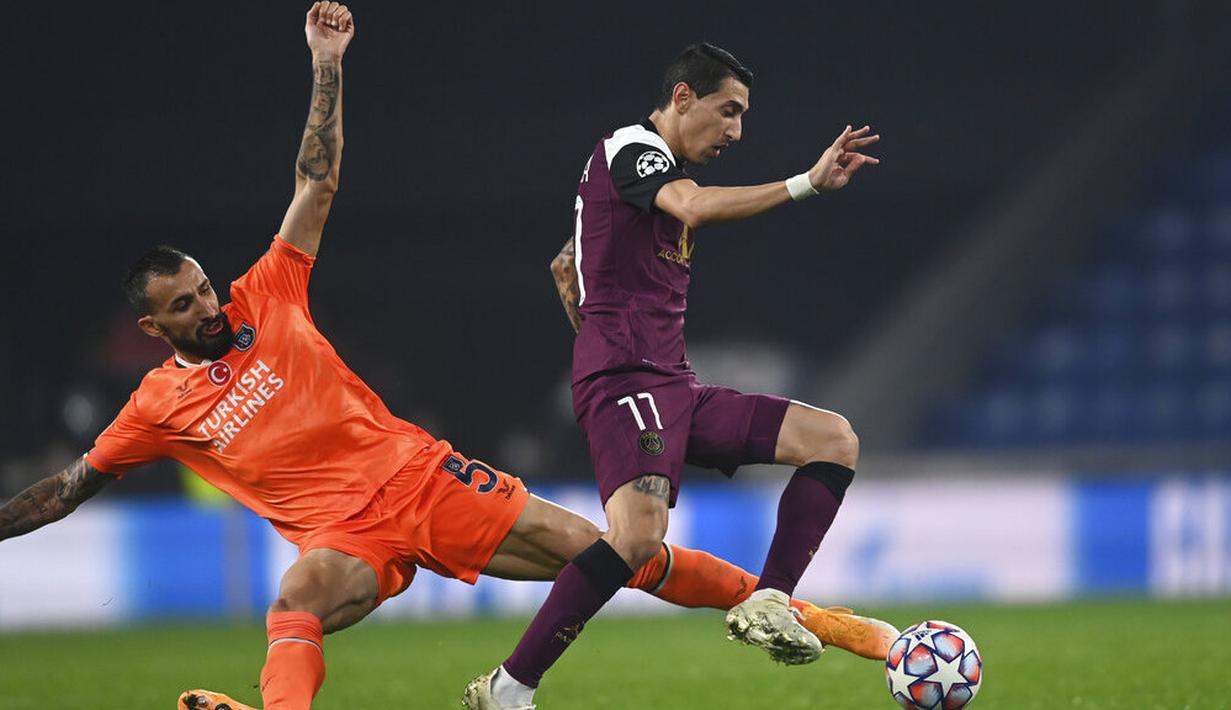 Pemain Paris Saint Germain (PSG), Angel Di Maria, berusaha melewati pemain Istanbul Basaksehir, Mehmet Topal, pada laga Liga Champions di Stadion Basaksehir Fatih Terim, Kamis (29/10/2020). PSG menang dengan skor 2-0. (Ozan Kose/Pool via AP)