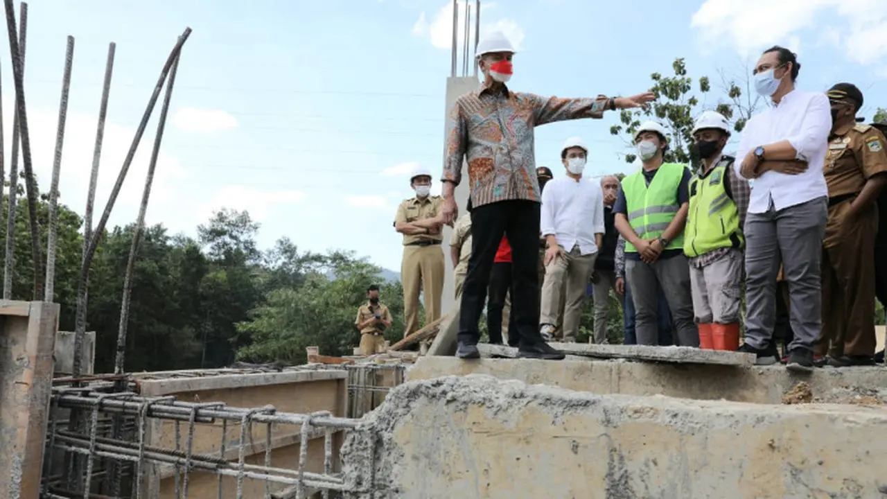 Gubernur Jateng Ganjar Pranowo meninjau pembangunan SMKN Lumbir, Banyumas. (Foto: Humas Pemprov Jateng)