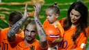 Gelandang Timnas Belanda, Wesley Sneijder bersama istri dan anak-anaknya menyapa fans usai laga persahabatan melawan Peru di Amsterdam, Kamis (6/9). Pertandingan ini menjadi laga terakhir Sneijder bersama Timnas Belanda. (AP Photo/Peter Dejong)