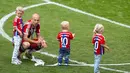 Gelandang Bayern Munich, Arjen Robben merayakan gelar juara Bundesliga 2013-2014 bersama anak-anaknya di Stadion Allianz Arena, Munich, (10/5/2014). (REUTERS/Michaela Rehle)