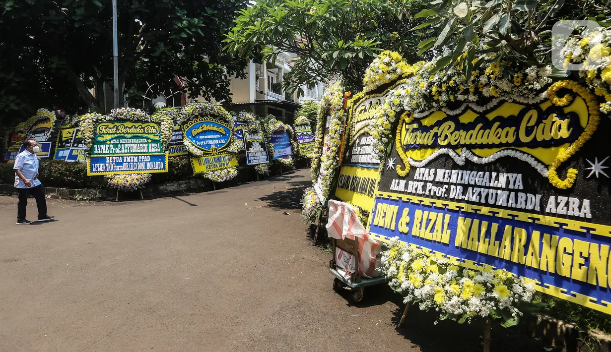 Karangan bunga ucapan belasungkawa atas wafatnya Ketua Dewan Pers Azyumardi Azra terlihat di rumah duka Perumahan Puri Laras 2, Ciputat, Tangerang Selatan, Banten, Senin (19/9/2022). Azyumardi Azra meninggal dunia di Rumah Sakit Kedah, Selangor, Malaysia, 18 September 2022 pukul 12.30 waktu setempat. (Liputan6.com/Johan Tallo)