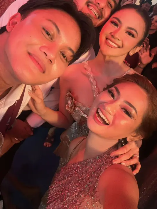 Mahalini pun tampil tanpa perhiasan berlebih. Tampak ia tampil sederhana mengenakan anting-anting minimalisnya. [@nindypricilia]