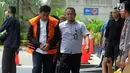 Anggota DPR Fraksi Golkar Bowo Sidik Pangarso (tengah) menundukkan kepala saat tiba di Gedung KPK, Jakarta, Kamis (4/4). Bowo kembali menjalani pemeriksaan oleh penyidik KPK. (merdeka.com/Dwi Narwoko)