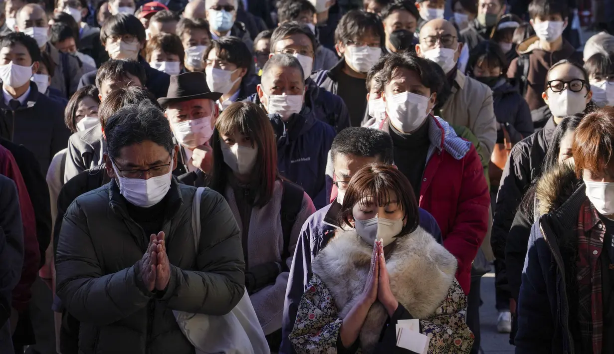 Orang-orang mengunjungi Kuil Kanda Myojin untuk berdoa Tahun Baru di Tokyo pada 4 Januari 2023.  Karyawan perusahaan, banyak yang mengenakan jas, berbondong-bondong ke kuil Kanda Myojin di pusat kota Tokyo untuk mempersembahkan doa tradisional untuk "bisnis yang baik" pada 4 Januari, hari kerja pertama tahun ini. (AFP/Kazuhiro Nogi)