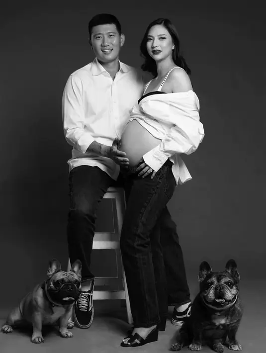 <p>Bersama sang suami,&nbsp;Mikael Mirdad, Nadia melalukan maternity shoot. Meski hitam putih, nampak Nadia tampil mengenakan lipstik bold, dengan rambut yang dibiarkan terurai.&nbsp;(@nadsap)</p>
