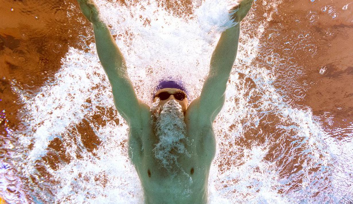 Perenang Inggris Raya, Adam Peaty, berlomba di final 100m gaya dada putra Kejuaraan Dunia Akuatik 2015 di Kazan, Rusia. (3/8/2015). (AFP Photo/Francois Xavier Marit)