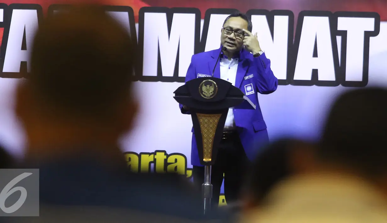 Ketua Umum PAN Zulkifli Hasan saat berpidato di acara Rapimnas PAN di Jakarta, Minggu (13/11). Rapimnas tersebut beragendakan persiapan menghadapi Pilkada serentak 2017 dan perkembangan situasi politik di Indonesia. (Liputan6.com/Herman Zakharia)