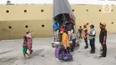 Sejumlah penumpang turun dari Kapal Doro Londa saat tiba di Pelabuhan Tanjung Priok, Jakarta, Kamis (20/5/2021). Pelabuhan Tanjung Priok kembali beroperasi pasca larangan mudik Lebaran 2021 dari Pemerintah. (Liputan6.com/Herman Zakharia)