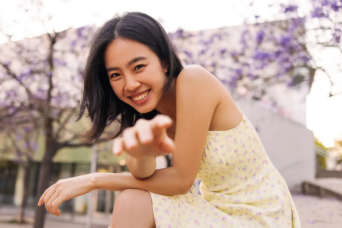 tertawa santai cantik