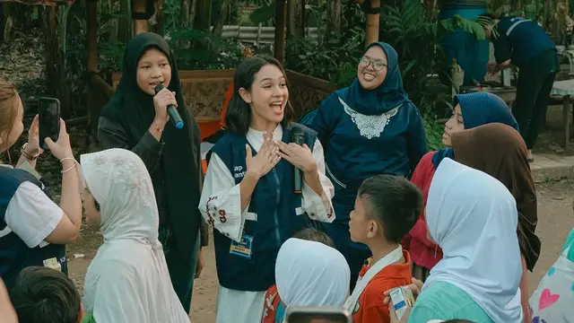 Potret Andien Ngabuburit di Kampung Pemulung