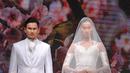Model berpose mengenakan koleksi busana pengantin pada pameran pernikahan yang bertajuk Unveil, From Indonesia to the World di Grand Ballroom Shangri-La Hotel, Jakarta, Jumat (5/6/2015). (Liputan6.com/Herman Zakharia)