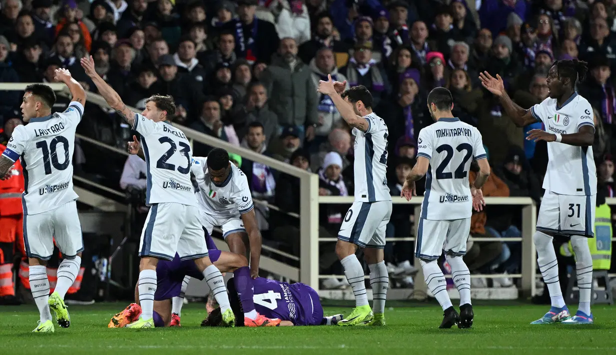Pemain Fiorentina, Edoardo Bove mengalami kolaps saat laga lanjutan Liga Italia 2024/2025 melawan Inter Milan di Artemio Franchi Stadium, Florence, Italia, Minggu (01/12/2024) WIB. (AP Photo/LaPresse/Massimo Paolone)