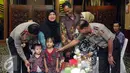 Kapolri, Jenderal Pol Badrodin Haiti (kanan) bersama Wakapolri, Komjen Pol Budi Gunawan menyapa anak keluarga keluarga korban teror Jakarta usai prosesi penyerahan bantuan di Mabes Polri, Jakarta, Jumat (22/1/2016). (Liputan6.com/Helmi Fithriansyah)