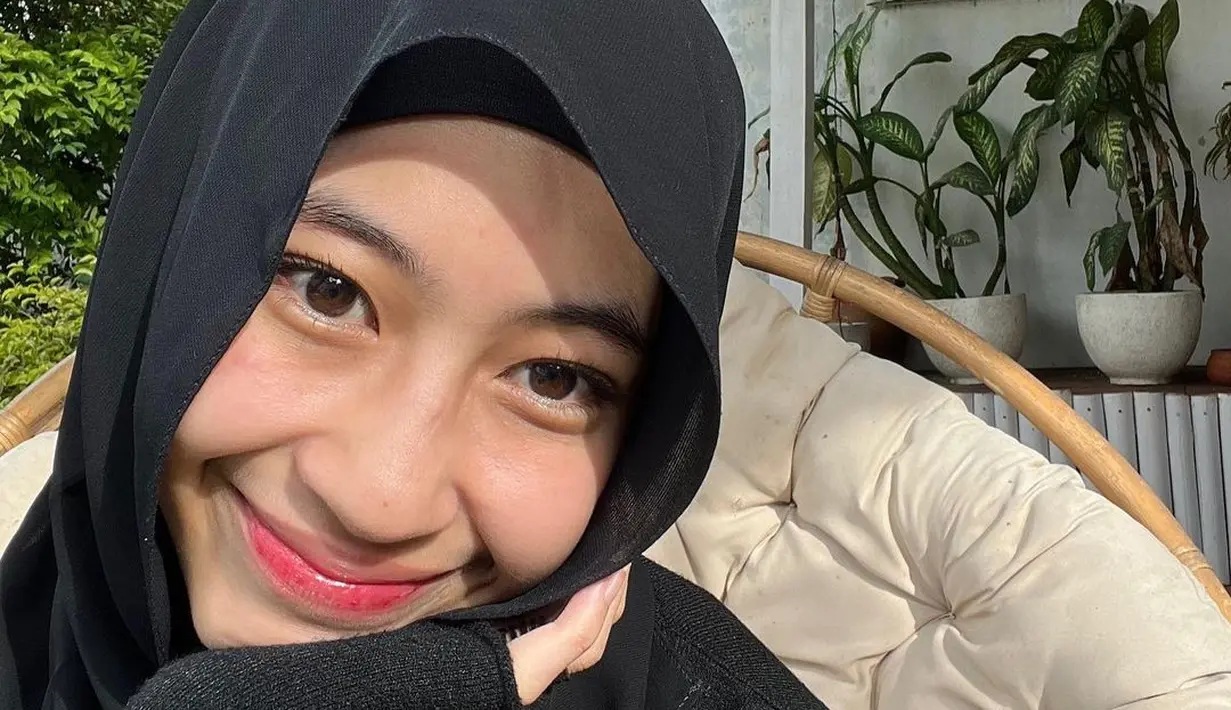 Apa kamu juga setuju bahwa putri sulung Umi Pipik ini memiliki pesona luar biasa, Sahabat FIMELA? [Foto: Instagram/adiba.knza]