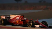 Pebalap Ferrari, Sebastian Vettel, kembali jadi yang tercepat sesi latihan bebas kedua (FP2) GP Bahrain di Sirkuit Sakhir, Jumat (14/4/2017) (Twitter/@F1)