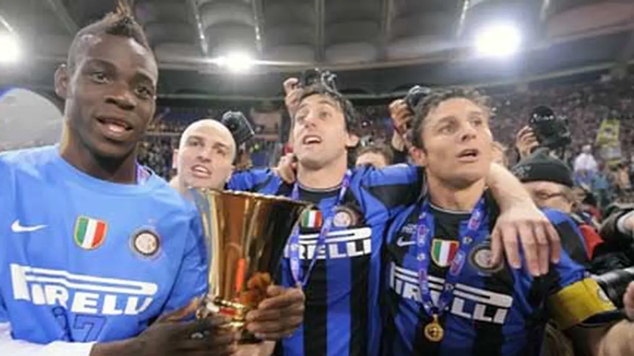 Para pemain Inter Milan merayakan gelar juara Coppa Italia setelah mengalahkan AS Roma 1-0 di Stadio Olimpico, Roma. (© AFP 2010)