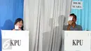 Calon Wakil Gubernur (Cawagub) DKI Jakarta, Djarot Saiful Hidayat, bersama istri, Happy Farida, menggunakan hak pilihya dalam Pilkada Putaran kedua di TPS 8, Kuningan, Jakarta, Rabu (19/4). (Liputan6.com/Johan Tallo)