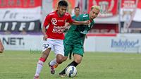 Duel Syakir Sulaiman (kiri) dengan Mahardiga M Lasut pada laga Bali United vs PSS Sleman di turnamen sepak bola Bali Island 2016 di Stadion Gelora Samudra, Kuta Bali, Selasa (23/2/2016).  (Bola.com/Peksi Cahyo)