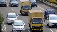 Truk melintas di tol dalam Kota kawasan Senayan, Jakarta, Minggu (25/6). Angkutan barang di atas 2 sumbu seperti truk tronton dan trailer per 1 juli dilarang melintasi jalur tol selama 10 hari. (Liputan6.com/Helmi Affandi)