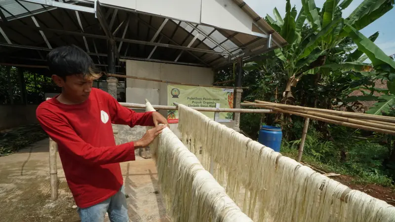 Program Pesona Subang mendorong perajin mengahasilkan benang olahan serat daun nanas yang kini menjutai hingga Singapura, green textiles binaan PT Pertamina EP (PEP) Subang Field pun kini terus berkembang.