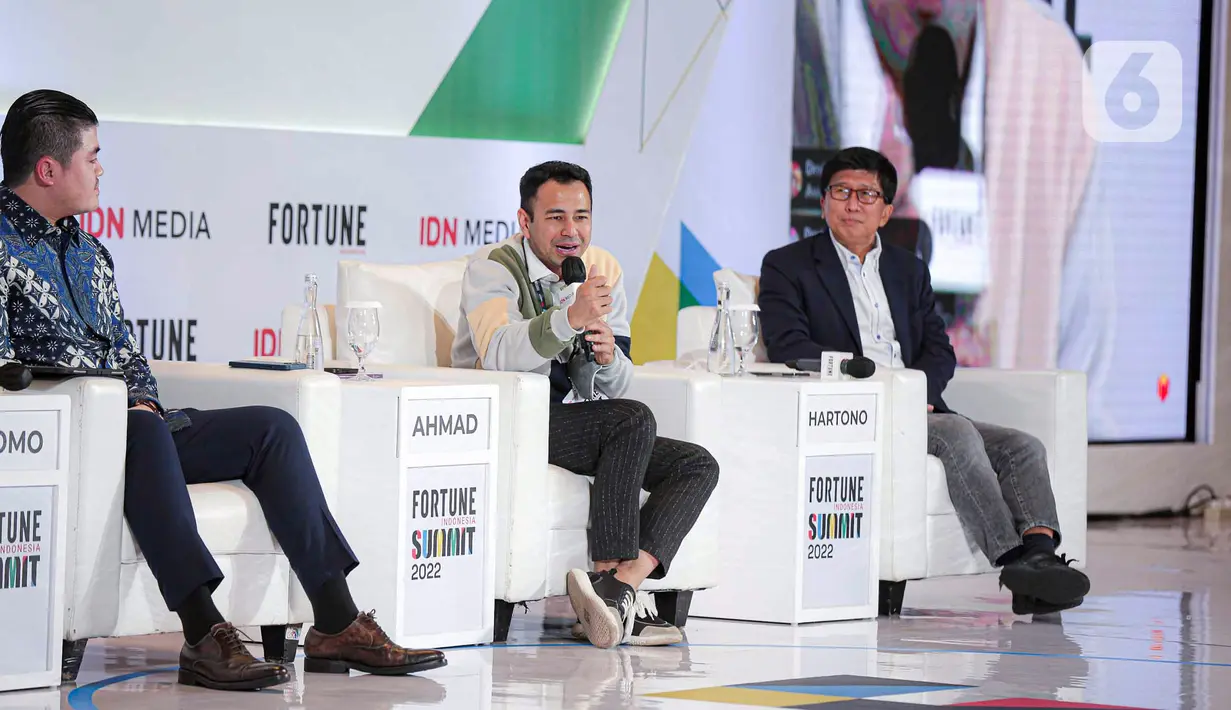 (kiri ke kanan) Founder and CEO IDN Media Winston Utomo, pemilik Rans Entertaiment Raffi Ahmad, dan Managing Director EMTEK Sutanto Hartono saat menjadi pembicara pada Fortune Indonesia Summit 2022 di Jakarta, Kamis (19/5/2022). Fortune Indonesia Summit 2022 mengusung tiga tema besar yaitu impact, growth, dan sustainability. (Liputan6.com/Faizal Fanani)