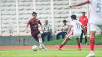 Winger Timnas Indonesia U-19, Riski Afrisal saat menghadapi Tim PON Sumut jelang berlaga di Piala AFF U-19 2024. (Dok. PSSI).