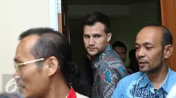 Stuart Collin (tengah) mengenakan batik gelap saat menyambangi kantor KPAI, Jakpus, Jumat, (1/4/2016). Kadatangan Stuart untuk mengadu kepada KPAI karena dihalangi untuk bertemu dengan anaknya. (Liputan6.com/Herman Zakharia)