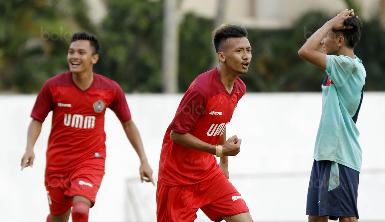 Pemain Universitas Muhammadiyah Malang (UMM) berselebrasi usai cetak gol ke gawang Universitas Negeri Malang (UM) pada laga  final Torabika Campus Cup 2017 di Stadion UM, Malang, Kamis, (02/11/2017). UMM menang 2-0 atas UM. (Bola.com/M Iqbal Ichsan)