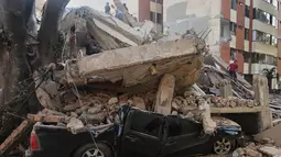 Sebuah kendaraan tertimpa reruntuhan setelah gempa bumi melanda Cali, Kolombia, Senin, 10 Agustus 2026. (Foto AP/Juan Diaz)