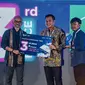 CEO Rumah Tempe Indonesia (RTI) Bela Putra Perdana tengeh menerima penghargaan setelah sukses meraih juara ke-3 ajang Food Startup Indonesia 2024 Kemenparekraf / Baparekraf RI. (Liputan6.com/Jayadi Supriadin)