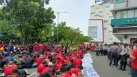 Ratusan pekerja perusahaan ekspedisi  menggeruduk kantor J&T di rumah kantor TangCity Mall, Cikokol, Kota Tangerang. (Foto:Liputan6/Pramita Tristiawati)