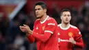 Raphael Varane merupakan pemain yang baru didatangkan MU pada musim ini. Penampilannya cukup stabil di saat rekan duetnya Harry Maguire tampil buruk di jantung pertahanan. Ia mampu tampil cukup stabil meski sempat diganggu cedera pada awal musim. (AFP/Lindsey Parnaby)