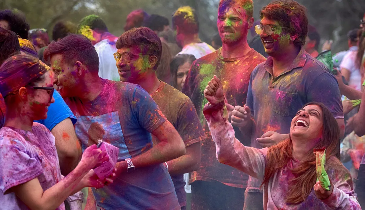 Holi merupakan sebuah festival Hindu yang cukup populer. (AP Photo/Richard Vogel)