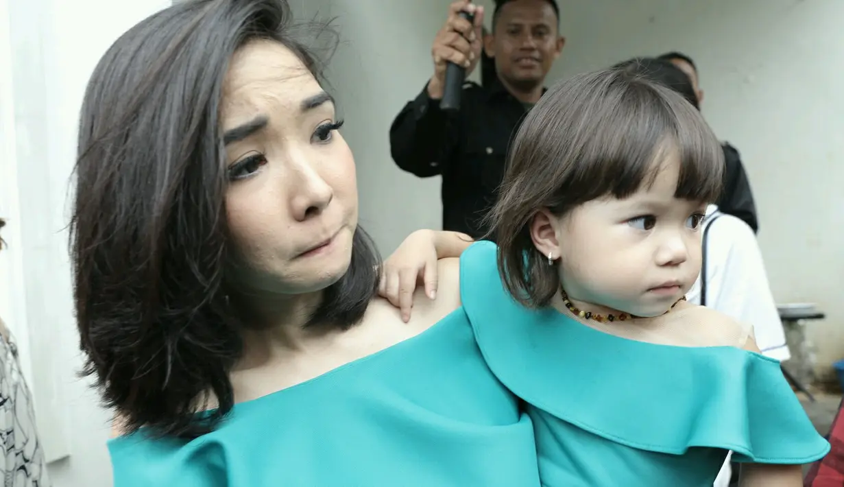 Gisella Anastasia tengah diterpa isu tak sedap lantaran video viralnya  beredar di dunia maya. Dimintai keterangan terkait hal itu, Gisel tak banyak berkomentar dan meminta media untuk tidak mempermasalahkannya. (Galih W.Satria/Bintang.com)