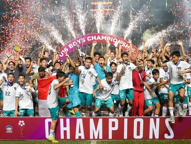 Timnas Indonesia U-16 berhasil meraih trofi juara Piala AFF U-16 usai menag tipis 1-0 atas Timnas Vietnam U-16 di Stadion Maguwoharjo, Sleman. Ini merupakan trofi kedua bagi Timnas Indonesia U-16 di ajang yang sama setelah Piala AFF U-16 2018 yang juga berstatus tuan rumah. (Bola.com/Bagaskara Lazuardi)
