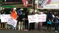 Hari Ibu, Puluhan Mahasiswi Baca Puisi dan Bagikan Bunga