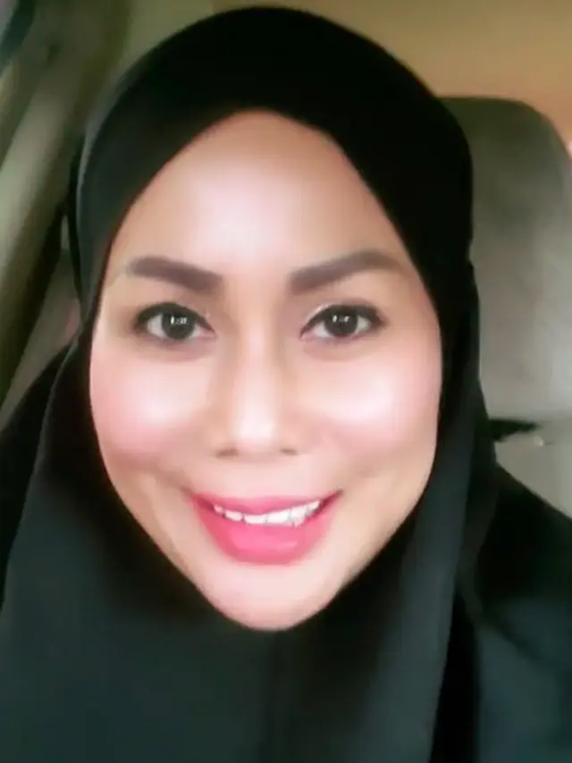 Potret Terbaru Mak Vera Mantan Manajer Olga Syahputra, Kini Mantap Tampil Berhijab. (Sumber: Instagram/makverazanobia)