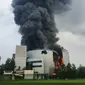 Gereja Christ Cathedral di kawasan Paramount Serpong, Kabupaten Tangerang, terbakar hebat sejak pukul 08.00 pagi, Senin (27/4/2020). (Liputan6/Pramita)