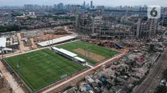 Foto dari udara menunjukkan lapangan latih Jakarta International Stadium (JIS), Jakarta, Senin (28/12/2020). JIS direncanakan mempunyai lapangan utama yang dapat menampung penonton hingga 82 ribu dengan fasilitas berstandar internasional. (Liputan6.com/Faizal Fanani)