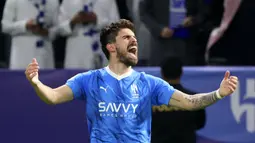 Baru didatangkan Al Hilal dari Wolverhampton Wanderers pada awal musim 2023/2024 dengan nilai transfer 55 juta euro, Ruben Neves langsung menjadi andalan di posisi gelandang Bertahan. Pemain asal Portugal ini hanya absen satu kali dari 22 laga Al Hilal di Saudi Pro League 2023/2024 dengan torehan 1 gol dan 6 assist. (AFP/Fayez Nureldine)