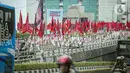 Bendera-bendera partai itu berdiri dengan menggunakan bambu dan kayu setinggi sekitar 2–2,5 meter. Pada bagian bawah bambu tersebut diikat menggunakan tali rafia hitam atau selotip bening dan hitam. (Liputan6.com/Faizal Fanani)