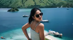 Perempuan kelahiran 3 Desember 1996 terlihat begitu menikmati pemandangan dari atas di Pulau Kelor, Labuan Bajo. Pemandangan indah ini menyempurnakan liburan Hana Saraswati sebelum kembali ke rutinitas untuk syuting. (Liputan6.com/IG/@hananaho)
