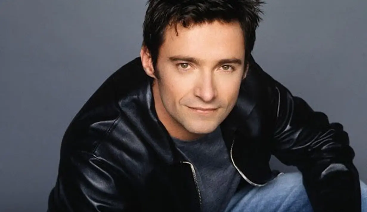 Mungkin kamu mengenal Hugh Jackman berkat film X-Men. Kini sudah miliki dua anak, ketampanannya pun semakin terlihat. Ia pun sudah terlihat tampan dan gagah saat muda. (WebProNews)