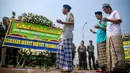 Dalam aksinya, massa menggelar doa bersama dan juga salat jenazah sebagai simbol telah matinya demokrasi Indonesia, Jakarta, (29/9/14). (Liputan6.com/Faizal Fanani)