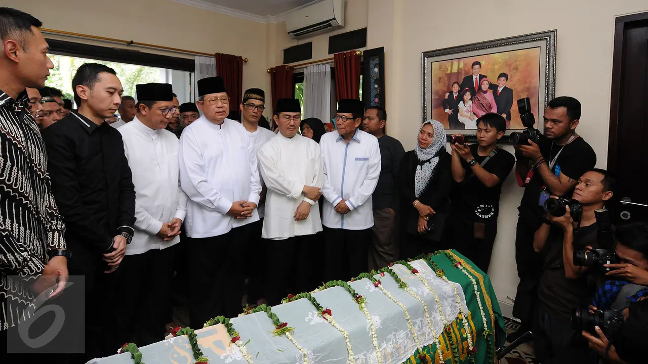 20160708-SBY Beri Penghormatan Terakhir pada Jenazah Husni Kamil Manik-Jakarta